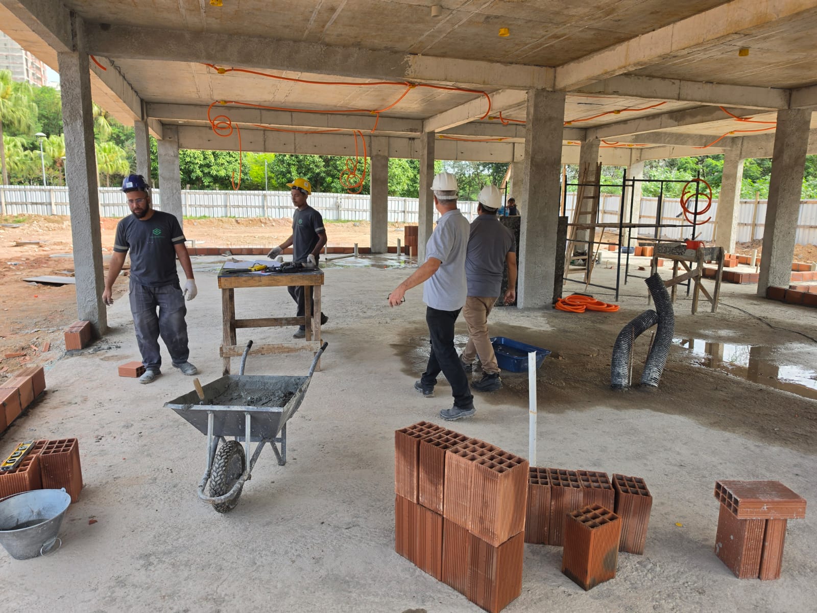 Equipe trabalhando na obra Carvalho Hosken e Cyrela