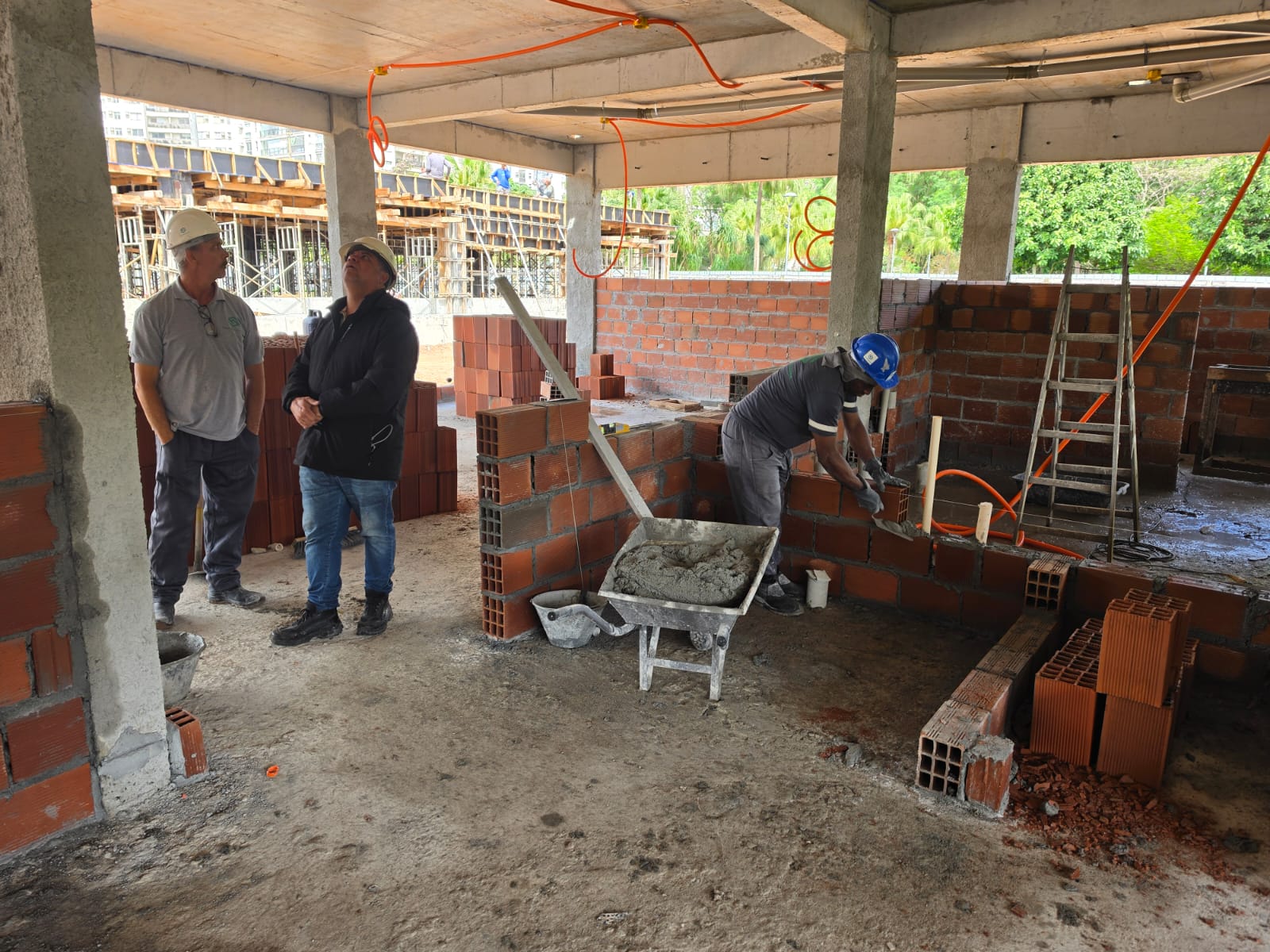 Equipe na obra Carvalho Hosken e Cyrela